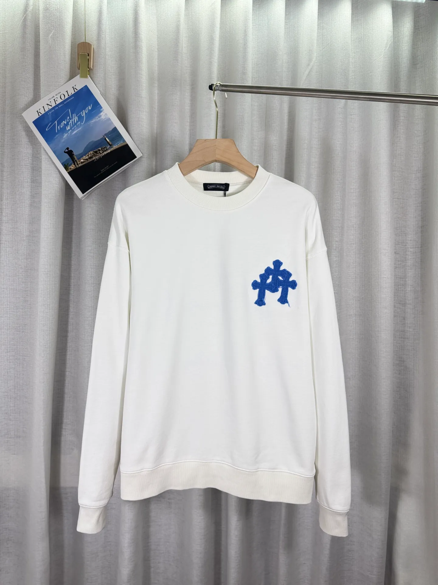 P260 top version, real shot without P, ​​different from market currency) 𝗖𝗵𝗿𝗼𝗺𝗲 𝗛𝗲𝗮𝗿𝘁𝘀/Cro Heart 2025 washed patch embroidery autumn and winter new original single counter American laser burnt 3D three-dimensional color embroidered couple casual sweatshirt 👑The highest version! Customized fabric 420g tripe terry fabric! American acid-washed and distressed original fabric laser burnt ✟appliqué embroidery and exquisite embroidery of letters! The best-selling model in the counter, very comfortable to wear. Accessories: original molded and authenticated collar label➕100% silk wash label. Genuine purchase-grade original hangtag➕matching hanging rope➕3D hanging beads➕original packaging bag. Craftsmanship: The original version has consistent wiring! The highest version of the armhole matching technique! Color: White Black Size: S M L XL Style: 25-325